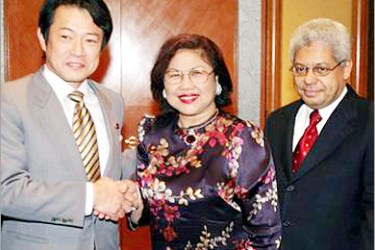 epa000439777 Japanese Economy, Trade and Industry Minister Shoichi Nakagawa (L) shakes hand with Malaysian International Trade and Industry Minister Rafidah Aziz (2nd