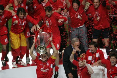 afp - Liverpool's captain Steven Gerrard holds the throphy surrounded by teammates at the end of the UEFA Champions league football final AC Milan vs Liverpool
