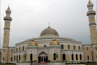 r - The new Islamic Center of America opens its doors to serve the Muslim population in Dearborn, Michigan, May 13, 2005. The center has a gold-domed mosque