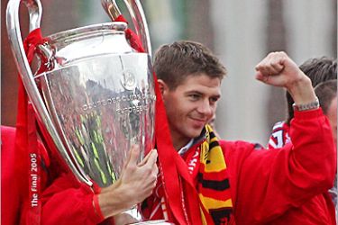 . REUTERS/ Liverpool's Steven Gerrard celebrates and carries the trophy during a parade through the streets of Liverpool, following their Champions League victory, May 26, 2005. Liverpool