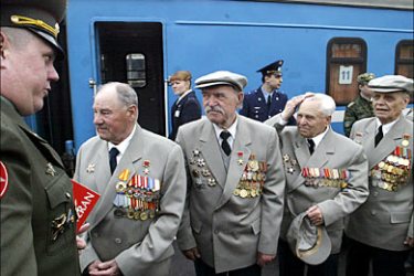 f_Russian officer looks at Belarus WWII veterans upon their arrival at Belarussky