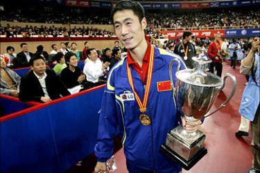 Wang Liqin of China holds his trophy after winning the men's singles at the 48th World Table Tennis Championship in Shanghai May 6, 2005. REUTERS/Mark Ralston