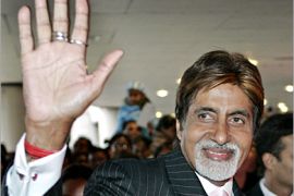 Indian Bollywood actor Amitabh Bachchan arrives for the the International Indian Film Academy Awards (IIFA), at the Arena Stadium in Amsterdam June 11, 2005. REUTERS/Toussaint Kluiters