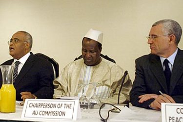 Chairman of the African Union summit on Darfur crisis, Salim Ahmed Salim (2nd L)