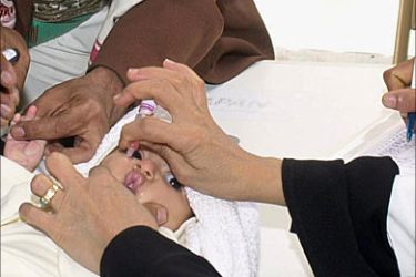 f_A Yemeni child is vaccinated at a Red Crescent clinic in Sanaa on the first of a three-day nationwide