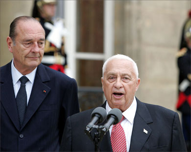 French President Jacques Chirac (L) and Israeli Prime Minister Ariel Sharon (R) speak to the press at the Elysee Palace courtyard in Paris, July 27, 2005. Israeli Prime Minister Ariel Sharon arrived in Paris on Tuesday where he will seek French pressure on Lebanon and Iran and help in urging the Palestinians to do more to disarm militant groups, officials said. REUTERS/Philippe Wojazer