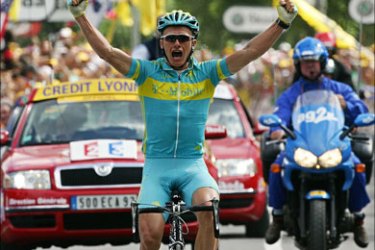 afp - Kazakh Alexandre Vinokourov (T-Mobile/Ger) celebrates after winning the eleventh stage of the 92nd Tour de France cycling race between Courchevel and Briancon