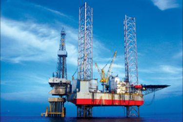 r_China National Offshore Oil Corporation's (CNOOC) oil rig in China's Bohai Sea is seen in this