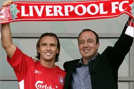 REUTERS/Liverpool FC manager Rafael Benitez (R) unveils his new signing Dutch winger Boudewijn Zenden at the Melwood training ground in Liverpool, July 4, 2005. REUTERS/Ian
