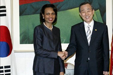 f_US Secretary of State Condoleezza Rice (L) shakes hands with South Korean Foreign Minister