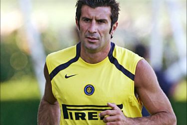 r_Former World and European Footballer of the Year Luis Figo runs during his first training session with Inter Milan at the training center in Appiano Gentile, north of Milan, August 5, 2005. Figo signed for Inter Milan on Friday, ending his five-year spell with Real Madrid. The 32-year-old Portuguese international had a year left on his contract with the Spanish club but after completing a medical agreed a two-year deal with Inter.