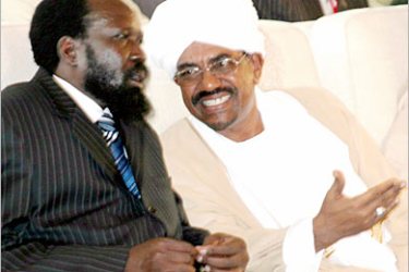 epa000501133 Leader of the Sudan People's Liberation Movement (SPLM), Salva Kiir Mayardit (L) chats with Sudanese President Omar al-Bashir (R) during the swearing-