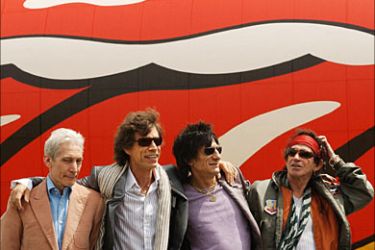 f_This 10 May 2005 file photo shows Rolling Stones, Charlie Watts (L), Mick Jagger (2L) Ron