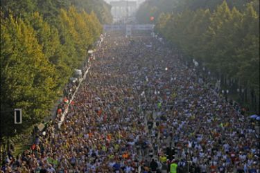 afp - Participants of the 32nd Berlin city marathon pass the German capital's landmark Brandenburg Gate on 25 September 2005 shortly after the start of the race