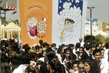 REUTERS/Jordanian school children wait to fill containers with popcorn at al-Hussein Parks in Amman
