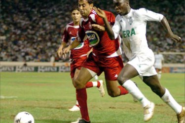 Tunisian club Etoile Sahel Fredji Sabeur (L) fights for the ball with Raja Casablanca of Morocco Fofana Abdelkrim (R) during their African Champions League semi-final football match in Casablanca 24 September 2005. AFP PHOTO MOSTAPHA BADRI