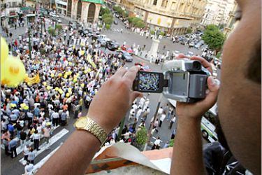 AFP / A man records a protest against Egyptian President Hosni Mubarak in a central square in downtown Cairo 27 September 2005, organized by the left-wing umbrella