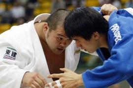 r/South Korea's Sung Ho (R) competes against Japan's Yasuyuki Muneta in the men's team competition at the World Judo Championships in Cairo, September 12, 2005. South Korean team won the men's team competition after defeating the Japanese team. REUTERS