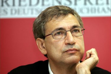 Turkish novellist Orhan Pamuk gives a press conference 22 October 2005 during Frankfurt's international Book fair, before receiving the Peace Prize of the German Book Trade on 23 October.