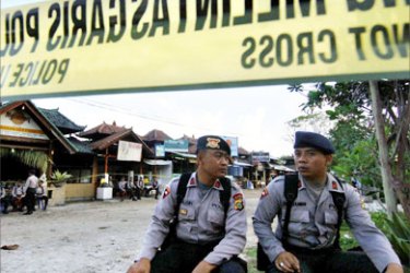 Indonesian police cordon off the area around the scene where a bomb exploded the night before in Jimbaran, on Bali island, 02 October 2005. The confirmed death toll after a series of bomb attacks on the Indonesian resort island of Bali stood at 25, including foreign tourists and hundreds of others injured. AFP PHOTO/Jewel SAMAD