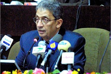 AFP - Arab League Secretary General Amr Mussa, (C) addresses the Kurdish parliament 23 October 2005 in the city of Arbil in northern Iraq during a landmark visit aimed at drumming