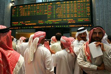 Emirati and Arab men discuss the stock rates at the Abu Dhabi Stock Market 13 November 2005 in Abu Dhabi. AFP/ PHOTO:RABIH MOGHRABI