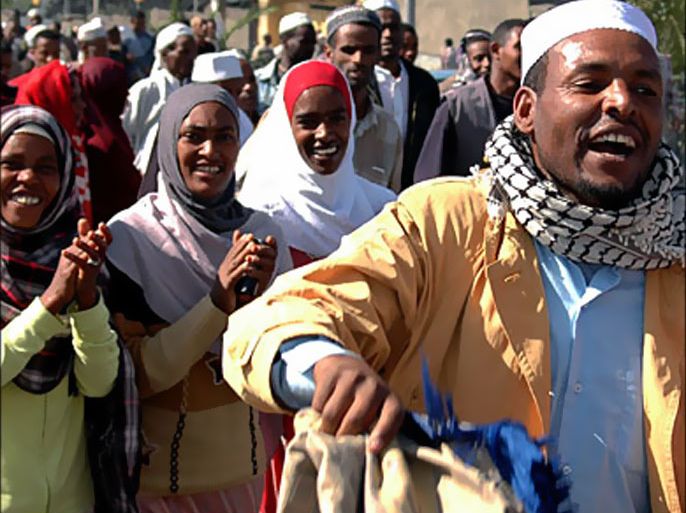 r_Ethiopian Muslims take advantage of a period of relative calm after two days of bloody violence