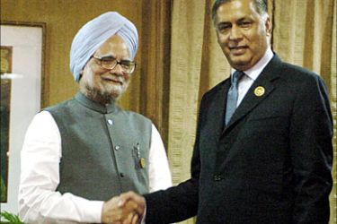 F_Indian Prime Minister Manmohan Singh (L) shakes hands with Pakistani Prime Minster Shaukat