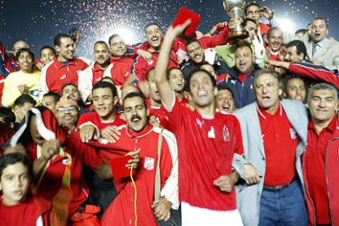Egyptian Al-Ahli celebrate with the cup of the African Champions League after the final, beating Tunisian Etoile du Sahel by 3-0 in Cairo 12 November 2005 at Military stadium.AFP PHOTO/KHALED DESOUKI