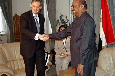 f_US Deputy Secretary of State Robert Zoellick shakes hands with Sudanese President Omer al-Beshir