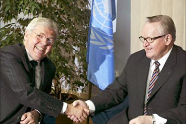 f_UN special envoy Martti Ahtisaari (R) meets 21 November 2005, at the UN mission in Kosovo