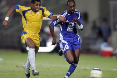 afp- Al-Gharrafa Fraidi Santos (L) of Angola vies with Walid Muhildin during their Qatar championship match in Doha 25 November 2005