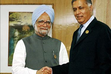 f_Indian Prime Minister Manmohan Singh (L) shakes hands with Pakistani Prime Minster Shaukat