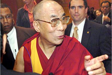 . REUTERS /The Dalai Lama acknowledges members of the crowd as he departs the International Campaign for Tibet's Light of Truth Award at a ceremony in Washington, November 15, 2005.