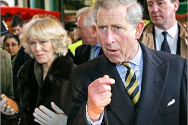 REUTERS/ Britain's Prince Charles (R) and his wife Camilla Duchess of Cornwall try out fudge from a farm stall at the Borough market in London November 25, 2005.