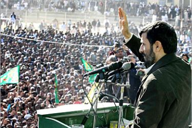 REUTERS/ Iranian President Mahmoud Ahmadinejad speaks to a gathering of Iranians in Zahedan, 1,125 km (699 miles) southeast of Tehran, December 14, 2005. Ahmadinejad