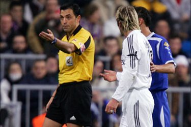 f_Real Madrid's British midfielder David Beckham (2ndR) argues with referee after being expelled from the pitch during the Spanish League football match against Getafe at the Santiago Bernabeu stadium in Madrid, 03 December 2005. Real Madrid won 1-0. AFP PHOTO/ Pedro ARMESTRE