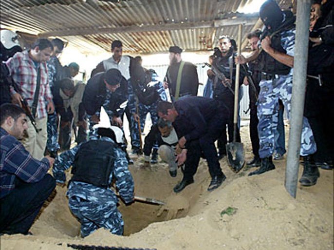 f_Palestinian security officers destroy and close a tunnel leading across the border between the Gaza Strip and Egypt, 07 December 2005, in Rafah, the southern Gaza Strip. Palestinian security forces sealed the two tunnels that had been used to smuggle in arms from neighboring Egypt, the Palestinian interior ministry said. AFP PHOTO/SAID KHATIB