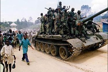 r - UGANDA Residents of the eastern Congo town of Bunia, escort Ugandan soldiers on a tank as they started pulling out of the Democratic Republic of Congo (DRC), April 25, 2003