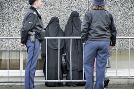 Picture taken 05 December 2005 shows veiled muslim onlookers waiting outside Amsterdam's high-security court nicknamed 'the bunker'