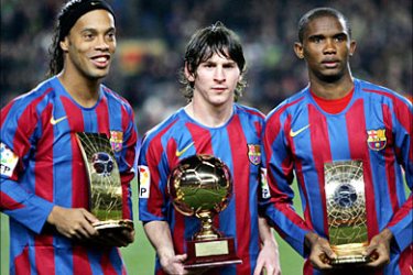 r_Barcelona's Brazlian soccer player Ronaldinho (L), Samuel Eto'o (R) from Cameroon show their FIFA world player trophies and Argentinan Leo Messi (C) with his Golden Boy Trophy before their Spanish League soccer match against Celta at Nou Camp Stadium in Barcelona, Spain, December 20, 2005. REUTERS/ Albert Gea