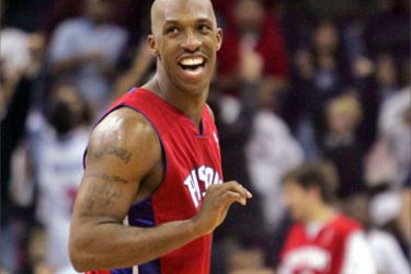 etroit Pistons Chauncey Billups watches as his game-winning shot falls during the second overtime of his team's NBA game against the Memphis Grizzlies in Memphis, Tennessee December 19, 2005. Billips scored 30 points to lead the Pistons to a 106-104 win.