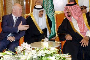 Saudi Arabia's Crown Prince and Defence Minister Sultan bin Abdul-Aziz (R) talks to his British counterpart John Reid (L) in Riyadh December 21, 2005. Saudi Arabia expects to conclude a deal with Britain for military aircraft soon, the kingdom's defence minister said in remarks published on Wednesday
