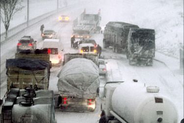 r_Motorists are stranded on a main highway when a snowstorm blanketed Istanbul