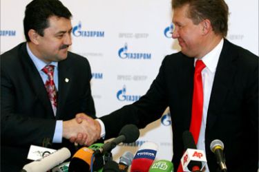Chief Executive of Russian gas monopoly Gazprom Alexei Miller (R) and his counterpart from Ukraine's Naftogaz, Oleksiy Ivchenko, shake hands during a news conference in Moscow January 4, 2006