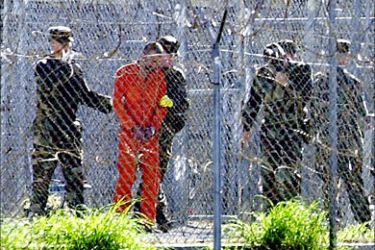 f_Picture taken 17 January, 2002 shows a detainee (2nd L) wearing an orange jump suit