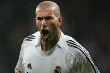afp - Real Madrid's Zinedine Zidane celebrates a goal during a Spanish League football match between Real Madrid and Sevilla, at the Santiago Bernabeu stadium in Madrid 15