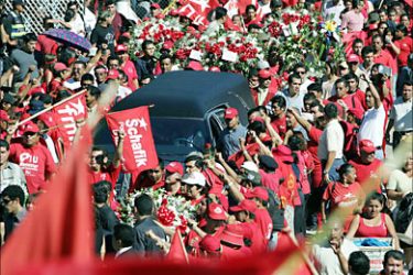 f_Supporters of the Farabundo Marti for National Liberation Front (FMLN) leader Schafik Handal, surround the hearse