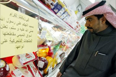 A Saudi man reads an announcement on the dairy products fridge at a supermarket in Riyadh 28 January 2006, urging clients to boycott Danish products.