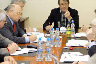 f_President of Ukraine Viktor Yushchenko (C) is pictured during a meeting at the Foreign ministry in Kiev